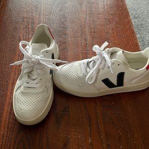 EUC Veja sneakers 36